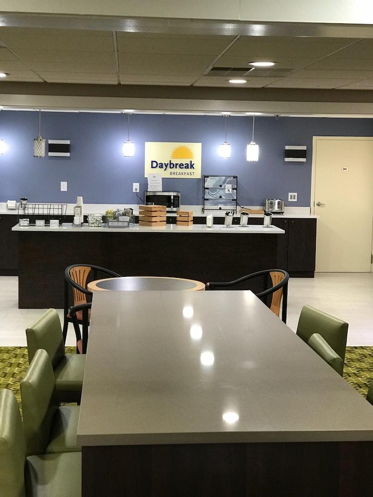 Days Inn & Suites By Wyndham Rochester Hills Mi Eksteriør bilde