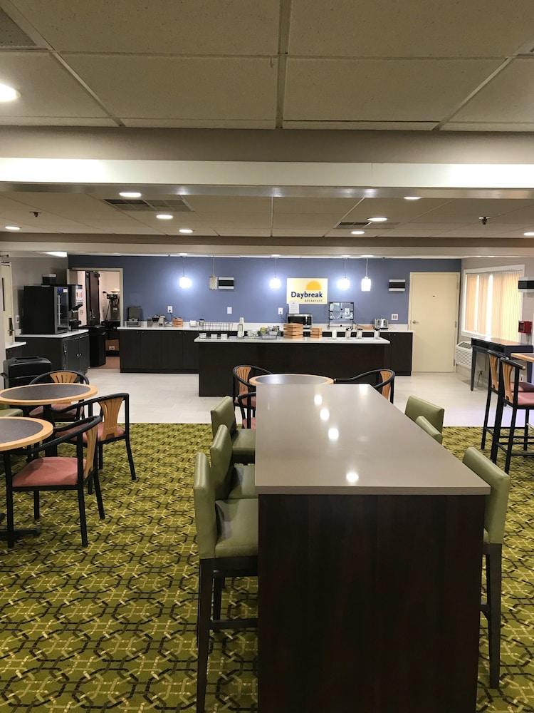 Days Inn & Suites By Wyndham Rochester Hills Mi Eksteriør bilde